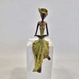 Bronze-Skulptur "woman who reads" by Hamed Nikiema | 28 cm