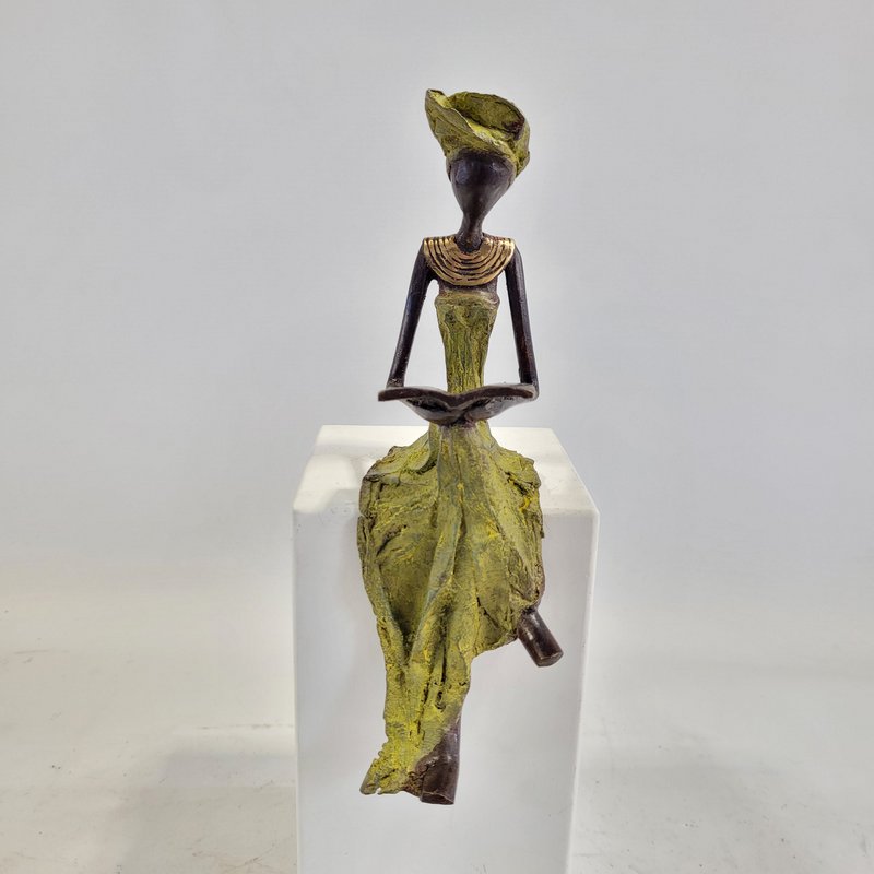 Bronze-Skulptur "woman who reads" by Hamed Nikiema | 28 cm