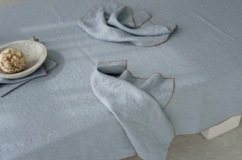 Linned dug med kontrastdetalje Lake Tonic Blue -250x145cm