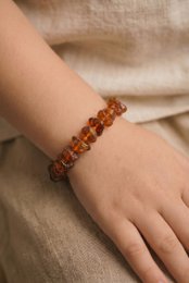 Amber bracelet with cognac-colored beads, 14cm in length, made of natural amber stones.