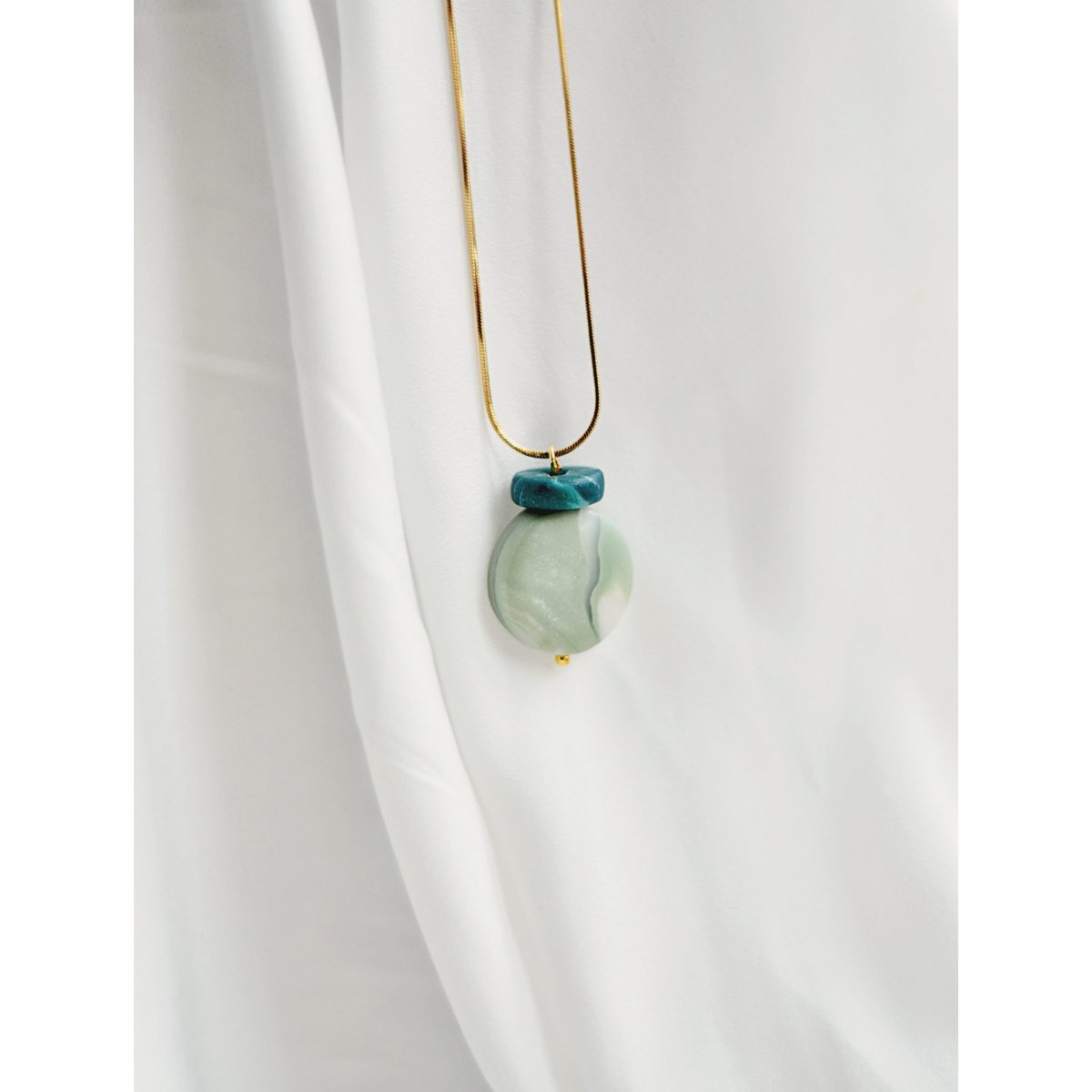 Collar de celadón y verde azulado en contraste