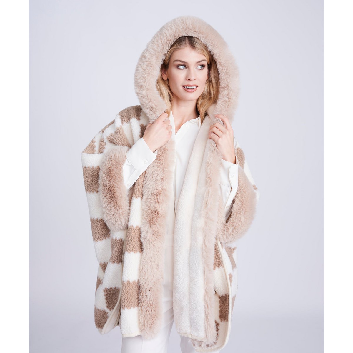 Ashlee - Cape van imitatiebont met ruiten