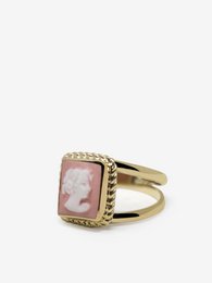 El querido anillo de cameo rosa