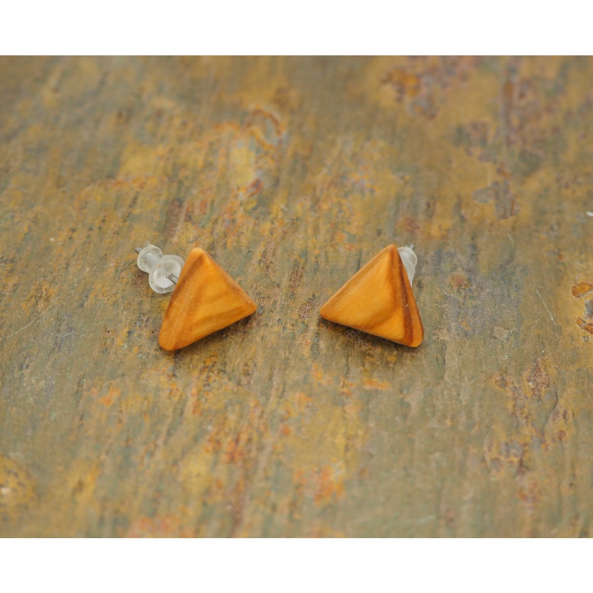 Boucles d'oreilles clous triangle 12 mm en véritable bois d'olivier naturellement maîtrisé, design arrondi élégant, beau grain marron
