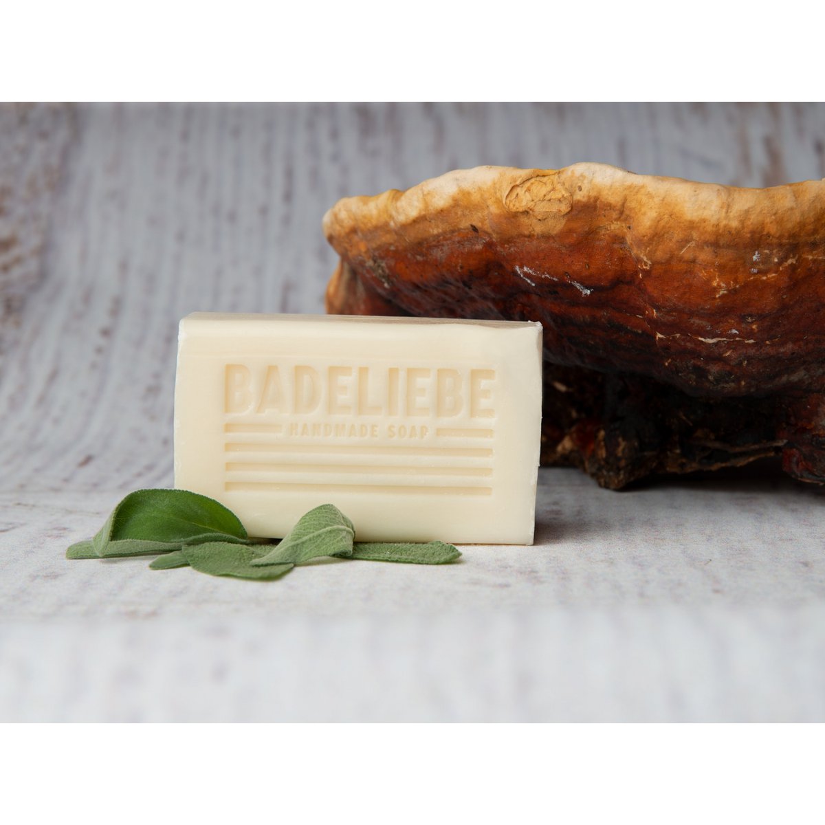 BADELIEBE - Hartseife Zunderschwamm mit Kamille und Salbei