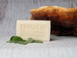 BADELIEBE - Hartseife Zunderschwamm mit Kamille und Salbei