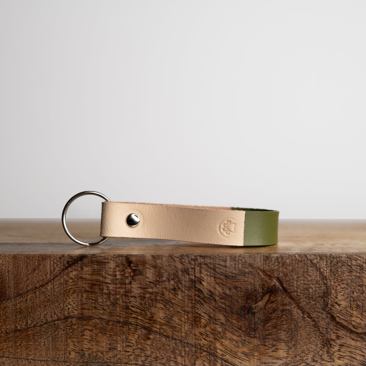 Dierenwinkel cadeau, Hand gestempelde poot sleutelhanger voor hondenliefhebbers, Kleine handgeschilderde lederen sleutelhanger met puppy poot, Hondensalon cadeau