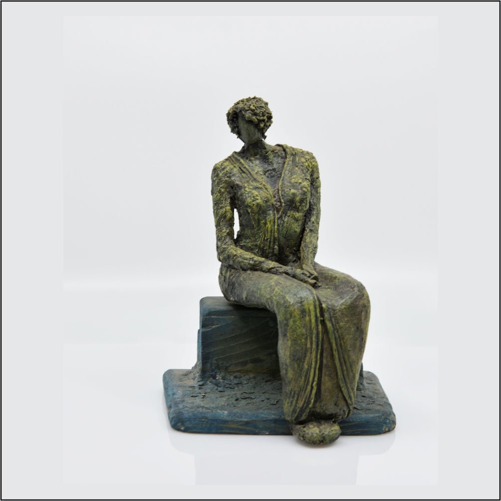 Dame in eenzaamheid – Een sculptuur van papier-maché