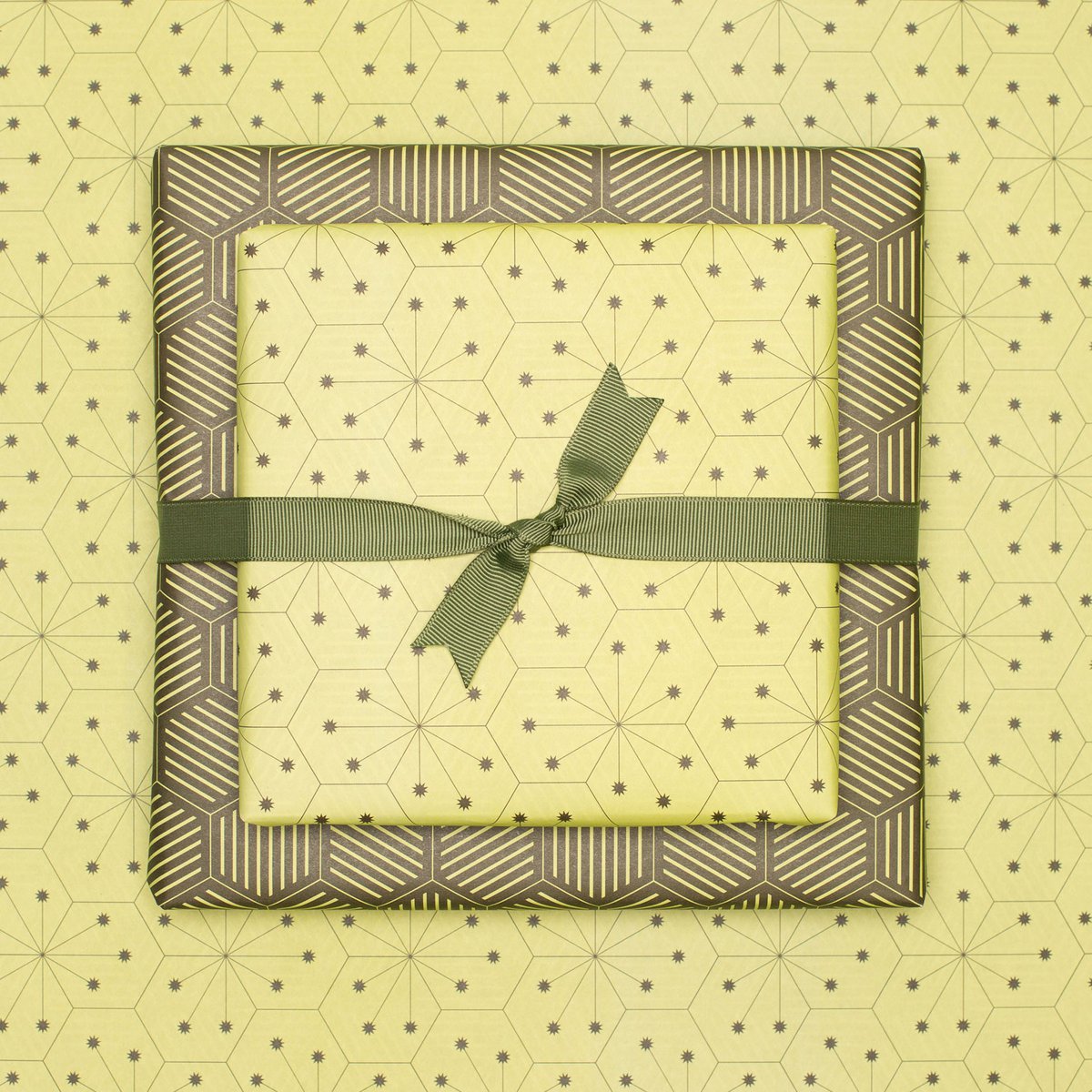 Papier d'emballage vert, papier d'emballage graphique vert clair et vert foncé, merveilleusement emballé pour les cadeaux de Pâques, pour emballer des cadeaux masculins ou comme cadeaux de Noël