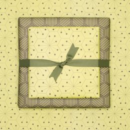 Papier d'emballage vert, papier d'emballage graphique vert clair et vert foncé, merveilleusement emballé pour les cadeaux de Pâques, pour emballer des cadeaux masculins ou comme cadeaux de Noël