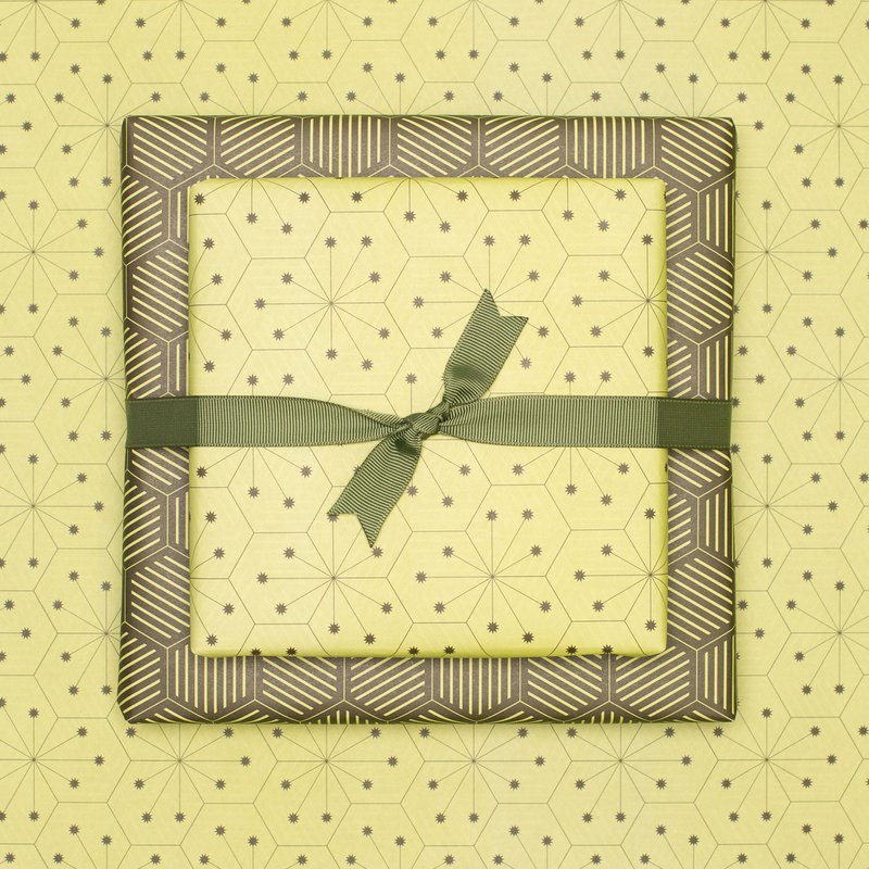 Papier d'emballage vert, papier d'emballage graphique vert clair et vert foncé, merveilleusement emballé pour les cadeaux de Pâques, pour emballer des cadeaux masculins ou comme cadeaux de Noël