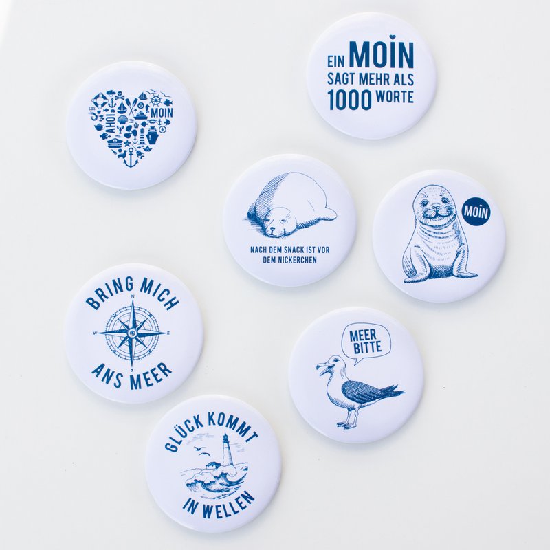 Magneet “Sea Please Seagull” – Maritiem Meeuwmotief – Blauw/Wit – Ø 5,6 cm – Koelkast & Whiteboard