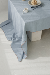 Linned dug med kontrastdetalje Lake Tonic Blue -250x145cm