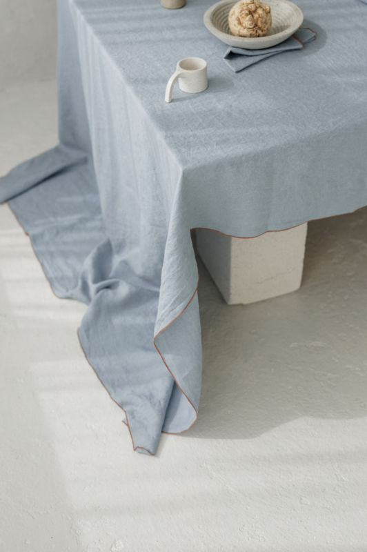 Linned dug med kontrastdetalje Lake Tonic Blue -250x145cm