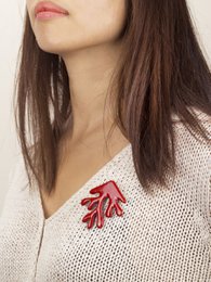 Rødlakeret koralbroche