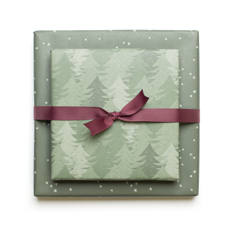 Carta da regalo natalizia sostenibile verde, carta da regalo Alberi di Natale e stelle - carta da regalo fronte-retro realizzata con carta riciclata al 100%.