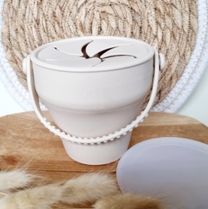 Faltbarer Snackbecher aus Silikon mit Deckel - Beige