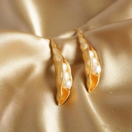Boucles d'oreilles dorées de conception de gousse de pois de style vintage