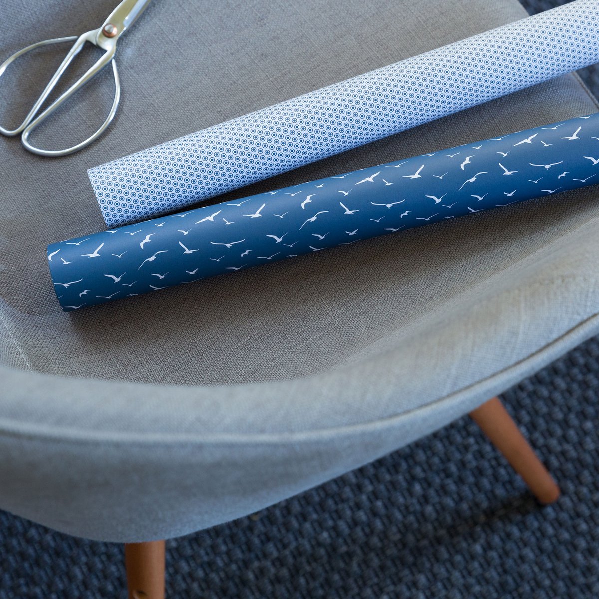 Bird wikkel papier blauw - maritiem inpakpapier met meeuwen, als een geschenkverpakking voor doop, communie of bevestiging