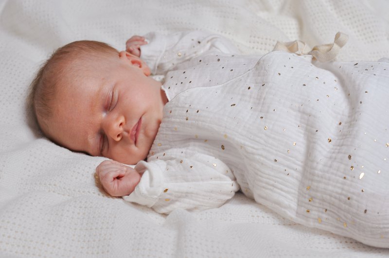 Økologisk muslin baby kimono-kjole – blødt nyfødt-outfit, knudret babykjole, neutralt tøj til nyfødte, babyshowergave – hvide gyldne prikker