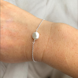 Elegant 925 Sterling Silver Bracelet with Wire Wrapped Baroque Keshi Pearl - 7cm + 4cm Extension | Timeless elegance in soft white, suitable for allergy sufferers - ARM925-27