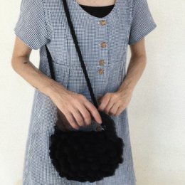 ¨Half Moon ”håndlavet pom pom håndtaske med crossbody rem sort