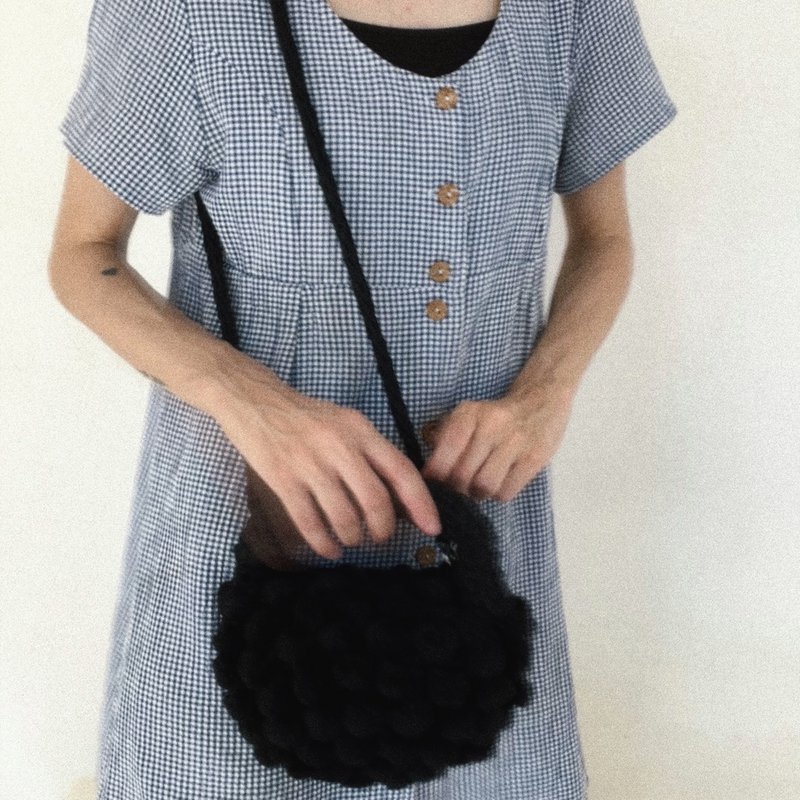 ¨Half Moon ”håndlavet pom pom håndtaske med crossbody rem sort