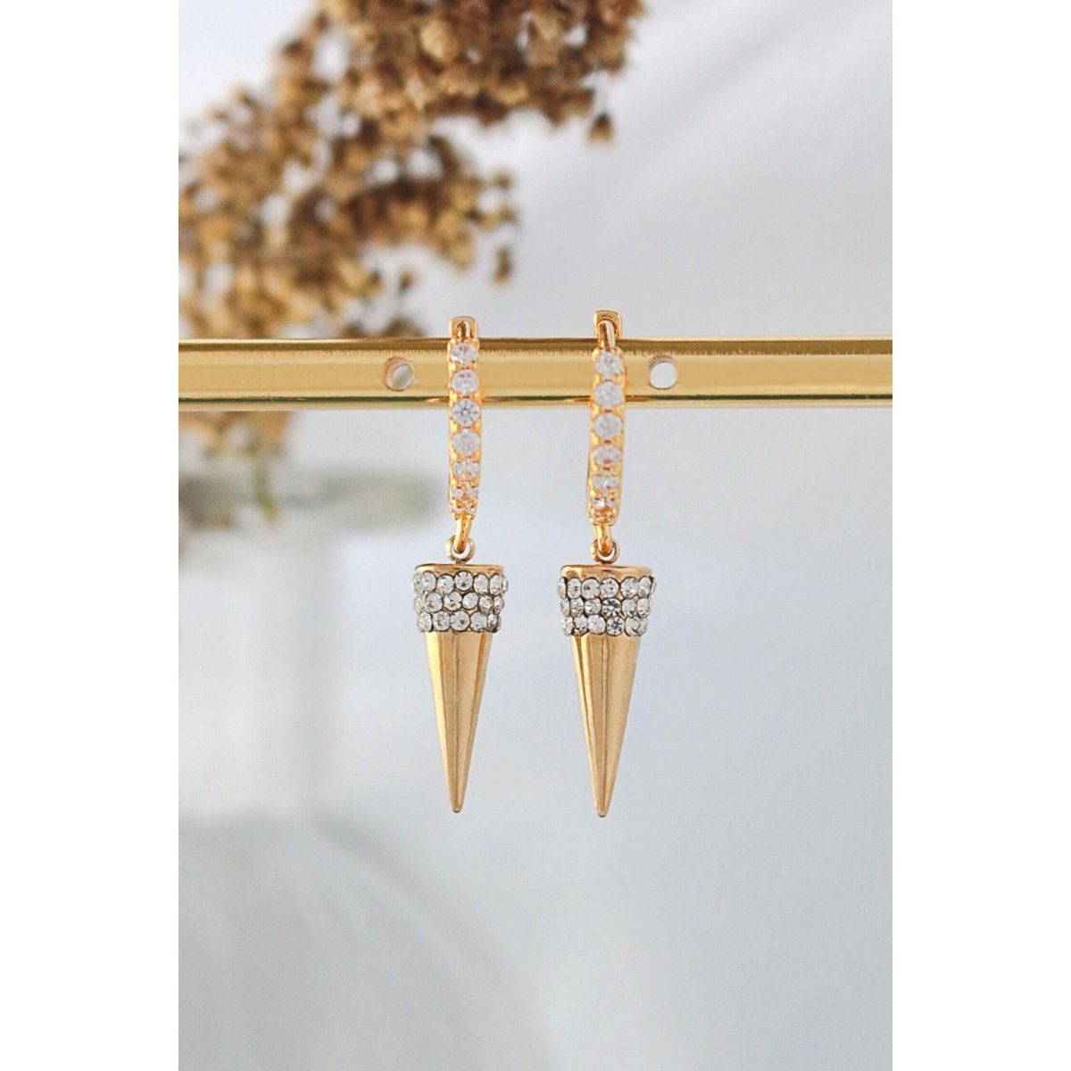 Aretes tipo argolla con forma de cono y punta con circonita cúbica de 24 quilates