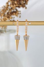 Aretes tipo argolla con forma de cono y punta con circonita cúbica de 24 quilates