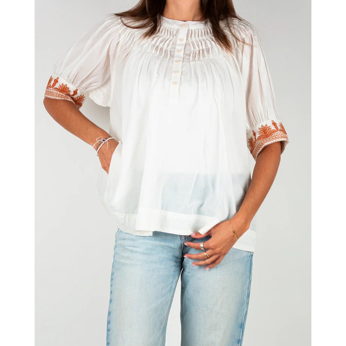 La blouse femme en voile de coton brodée Blanc et Orange – Taille unique