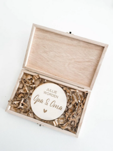 Box with pregnancy announcement circle ''Grandpa and Grandma''