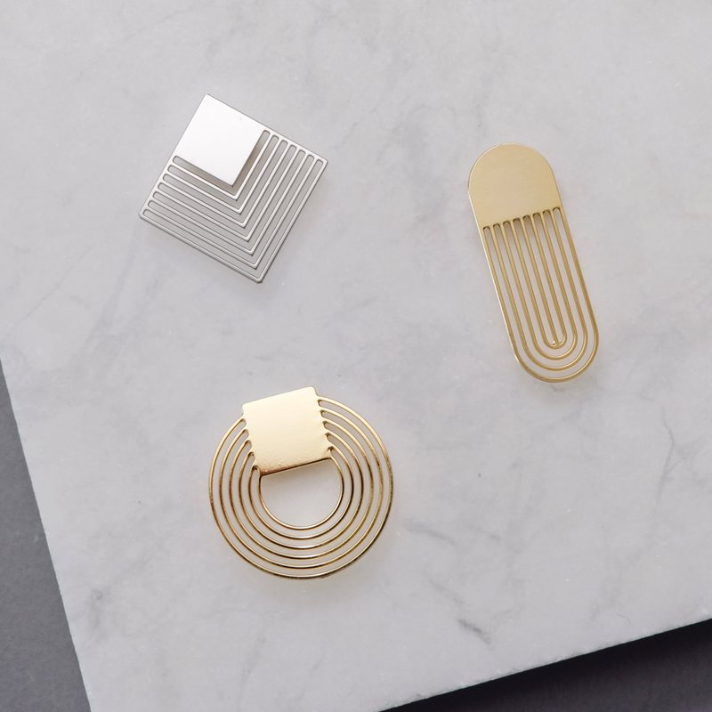 magnetisk broche - grafisk - gylden rombe