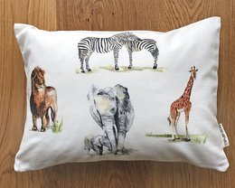 Sierkussen voor kinderen met safaridieren
