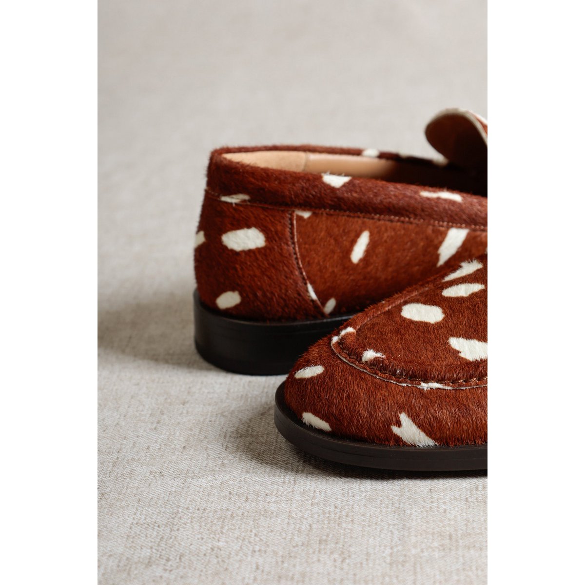 EMILIA BAMBY – Loafers met ponyhaar en dierenprint