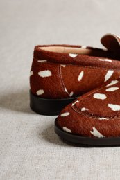EMILIA BAMBY – Loafers met ponyhaar en dierenprint