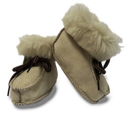 Beige baby booties with fur trim and lace-up closure. Suitable for infants and toddlers, these cozy and comfortable shoes are perfect for keeping little feet warm.
