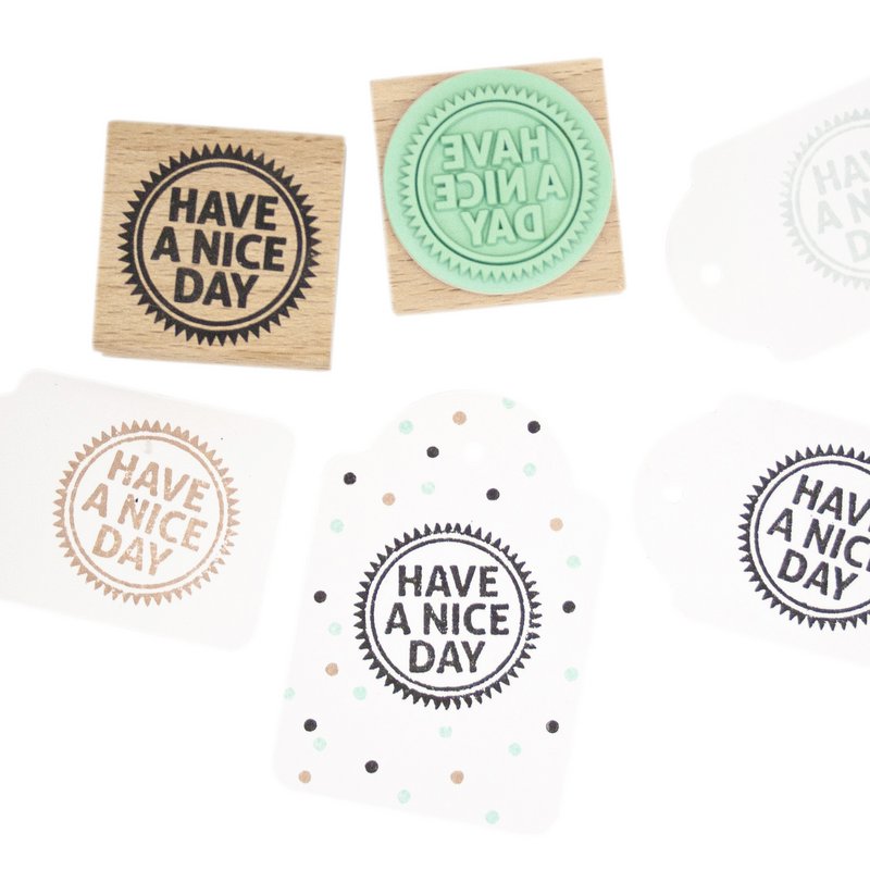 Runder Stempel – Text „Have a Nice Day“ – Holzhalterung