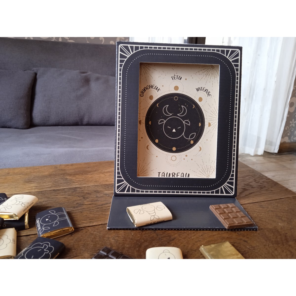 ASTROLOGI CHOKOLADER -SORT- FOTORAMME EMBALLAGE © + KORT