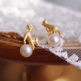 Orecchini e collana asimmetrici con gatti