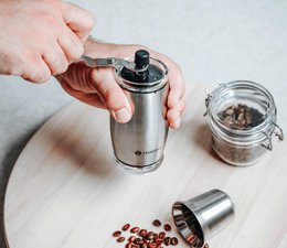 Manuelle Hand-Kaffeemühle mit Keramikmahlwerk und stufenloser Mahlgradeinstellung