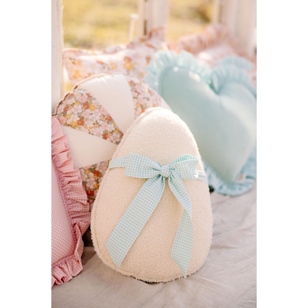 Flauschiges Bouclé-Ostereierkissen „Mint Bow“