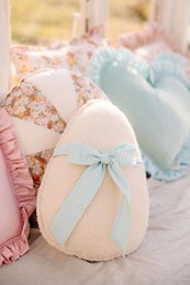 Flauschiges Bouclé-Ostereierkissen „Mint Bow“