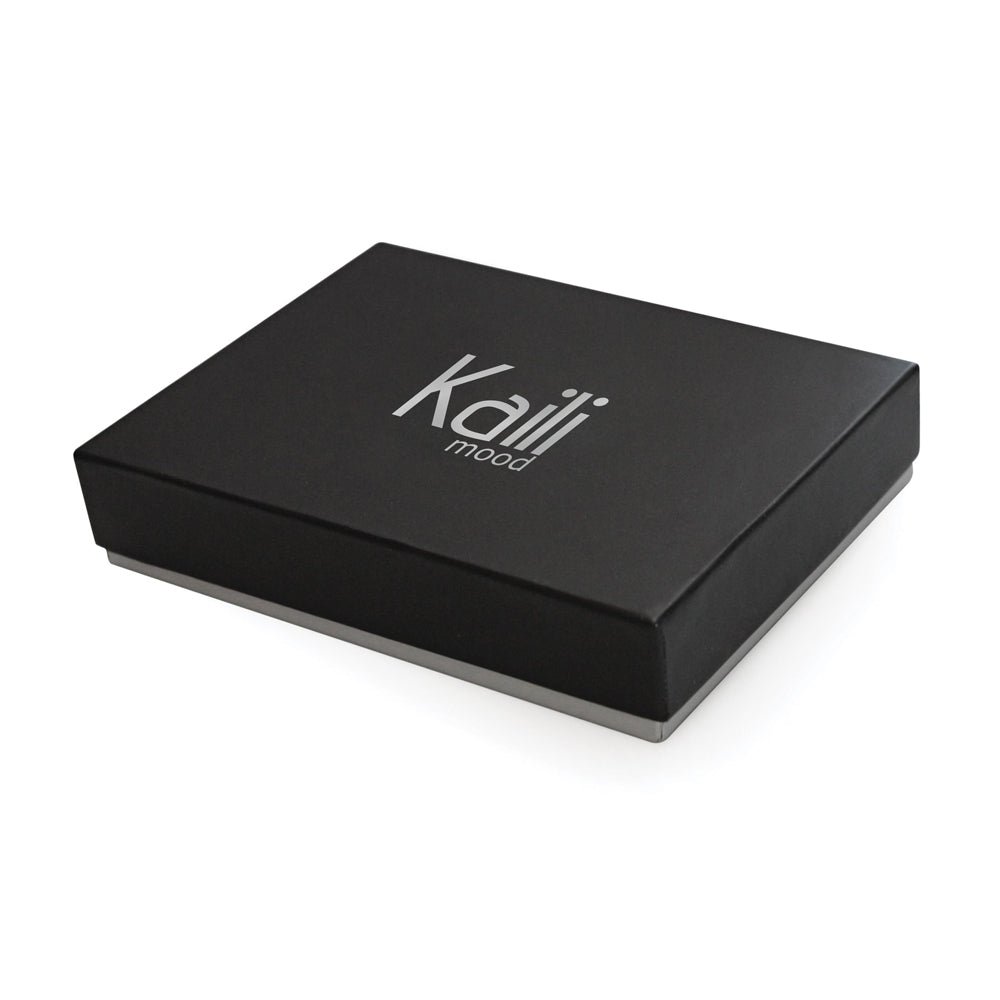 K12220UB | Herenportemonnee van echt volnerf leer, naakt. Kleur leer. RFID-bescherming. Afmetingen gesloten: 11,5 x 8,3 x 2 cm Verpakking: Geschenkdoos onder/deksel