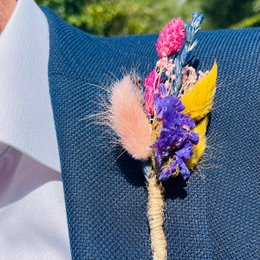 Romantisk corsage med nål med tørrede blomster 14cm