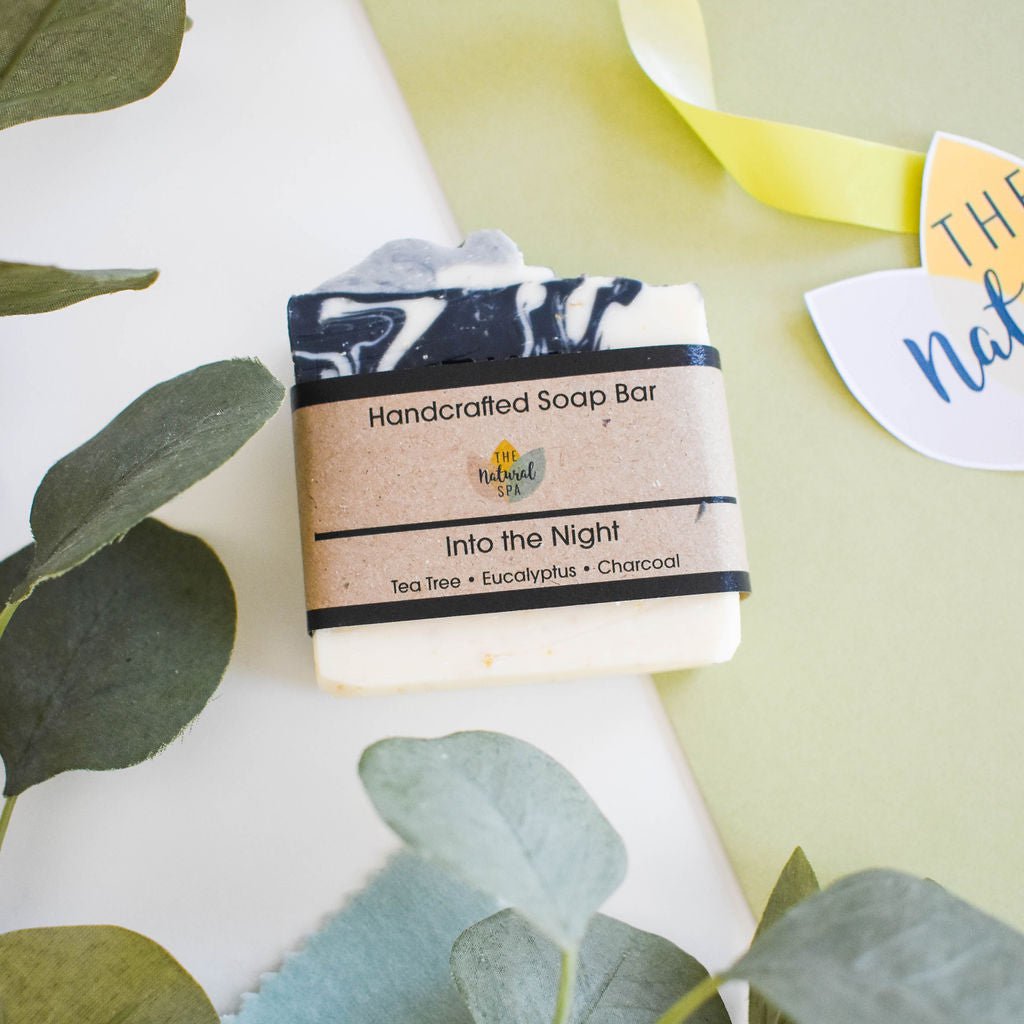 Ind i natsæbebaren | Tea Tree, Eucalyptus & Charcoal Naturlig håndlavet sæbe | Vegansk, plastikfri hudpleje