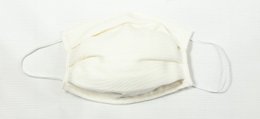White reusable face mask made of bamboo fabric, with a filtration rate of over 90%. The mask is washable at 40°C and can be reused at least 10 times.