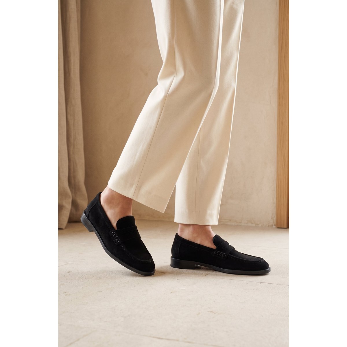 EMILIA BLACK – Penny-Loafer aus Wildleder VORBESTELLUNG