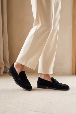 EMILIA BLACK – Penny-Loafer aus Wildleder VORBESTELLUNG