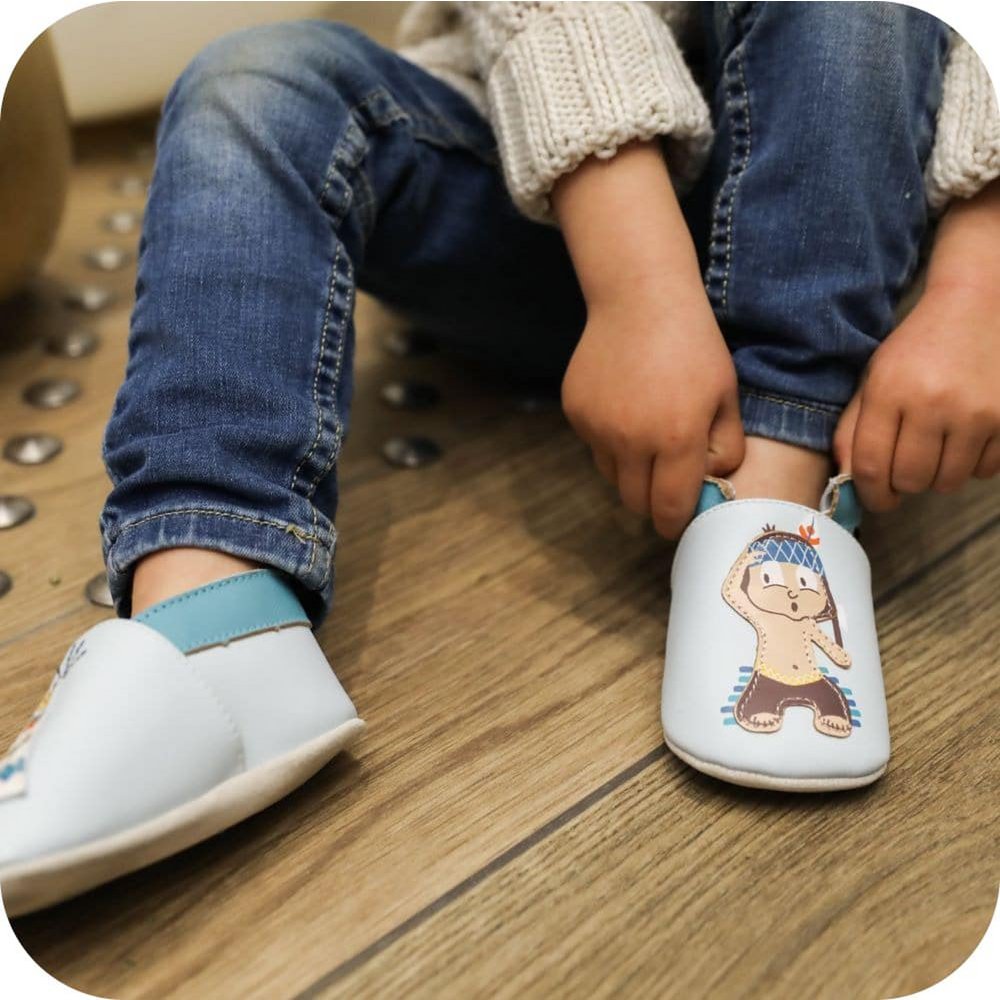 Zachte Indiase leren babyslofjes en tipi
