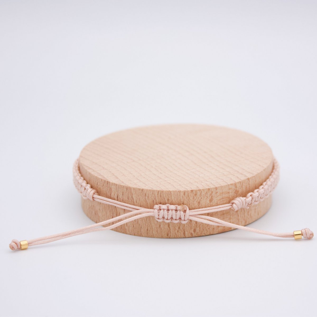 MAGDALENA kleurrijke macramé armband met gouden visbedel